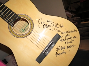 G1 - Divulgado vencedor do violão autografado por Claudia Leitte - notícias  em Festival de Verão 2012