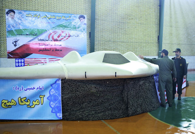 Aeronave americana não tripulada é exibida em local não identificado no Irã (Foto: Reuters/Sepah News.ir)