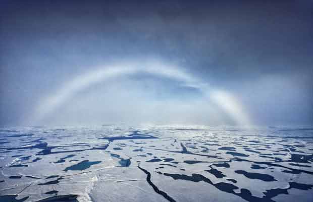 Fotógrafo capta raro 'arco-íris' branco no Polo Norte (Foto: Sam Dobson/Agência Caters)