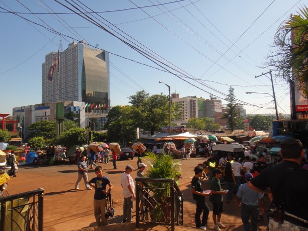 As ruas centrais de Cuidad Del Este são replets de camelos e ambulantes (Foto: Bibiana Dionísio/ G1)