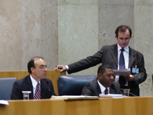 Police Neto, reeleito, e o vereador Netinho, que deixa a Mesa da Câmara (Foto: Roney Domingos/ G1)