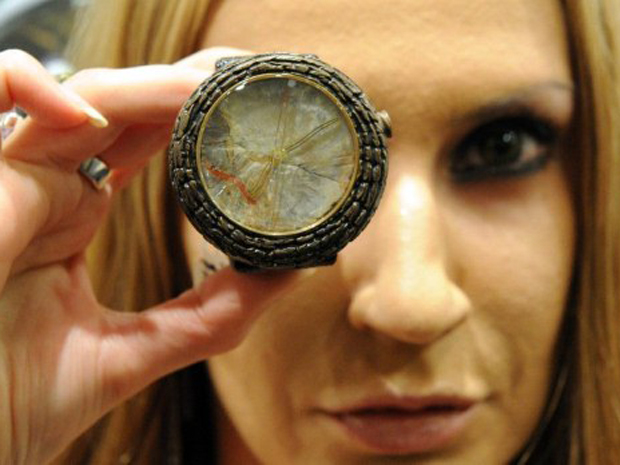 Arpa cria relógios únicos feitos com cocô de dinossaur (fóssil), como esse, peças do Titanic, aranhas reais, asas de borboleta.    (Foto: AFP)