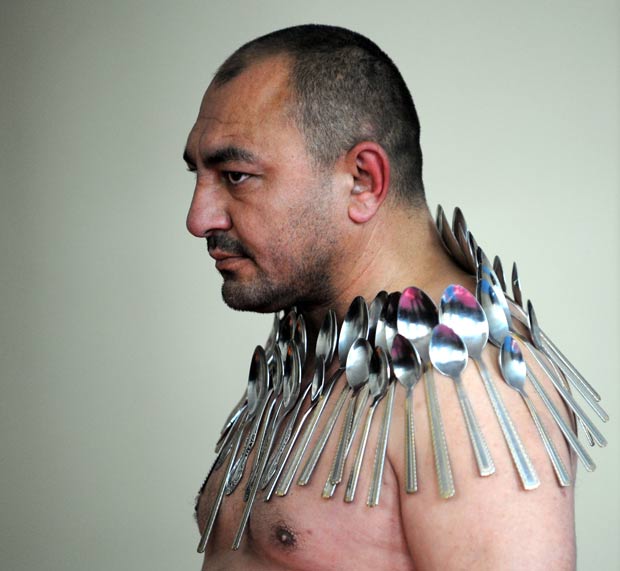 'Homem ímã', Etibar Elchiyev prendeu 50 colheres de metal ao corpo. (Foto: Vano Shlamov/AFP)
