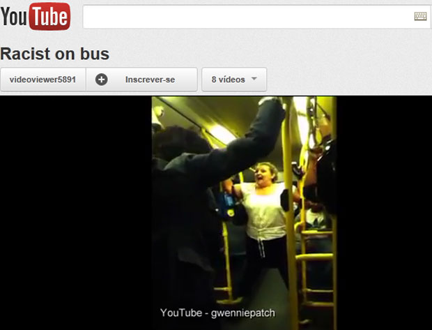 Mulher discute com um passageiro, ambos de pé no corredor do ônibus (Foto: Reprodução/Youtube)