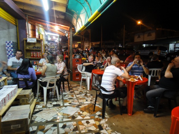 Muitos turistas vão a feirinha e consomem alí mesmo os alimentos comprados (Foto: Bibiana Dionísio/ G1)