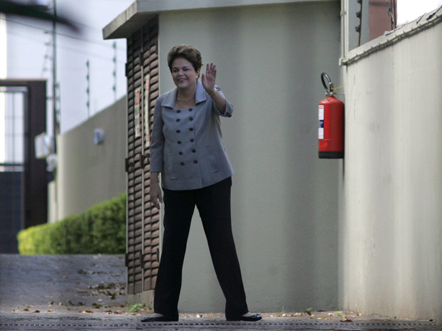 Depois de cumprimentar funcionários e alunos, Dilma acenou para imprensa (Foto: Wesley Santos / Agência Estado)