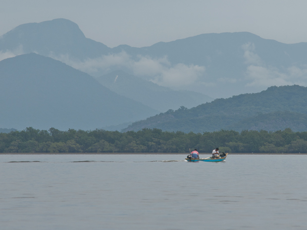 Vista da Baía de Guaratuba, com pescadores. (Foto: Vinícius Sgarbe/G1 PR)