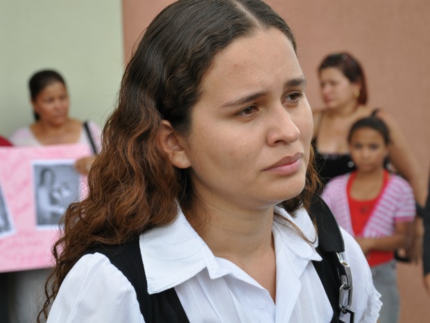 Juliane afirma que a mãe poderia ter sido salva se tivesse tido atendimento apropriado (Foto: Aliny Mary Dias/G1MS)