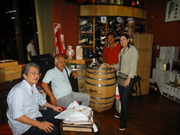Na foto, a comerciante Izabel Lopes e os amigos degustando vinho e queijos (Foto: Bibiana Dionísio/ G1)
