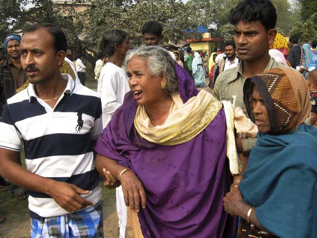 Parentes de vítimas se reúnem em frente a hospital, depois que mais de 80 pessoas morreram por consumo de bebida alcoólica adulterada na Índia. (Foto: AP Photo)