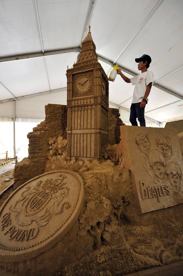 Artistas criaram esculturas de areia impressionantes. (Foto: Bay Ismoyo/AFP)