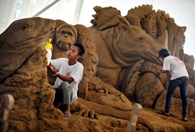 Esculturas estão em exibição em festival na Indonésia. (Foto: Bay Ismoyo/AFP)