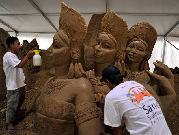 Artistas construíramesculturas representando grandes ícones e monumentos mundiais (Foto: Bay Ismoyo/AFP)