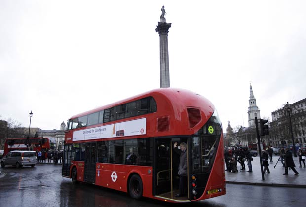 Protótipo de ônibus de dois andares com novo design é testado nesta sexta-feira (16) em Londres (Foto: AP)
