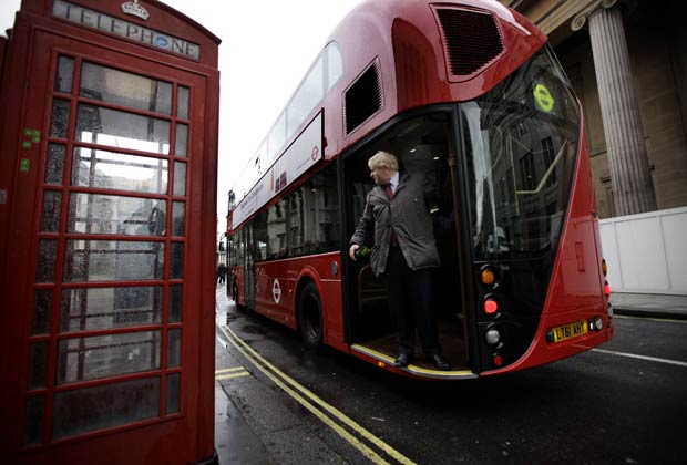 O prefeito Boris Johnson vistoria os ônibus que, tecnologia de combustíveis híbridos, devem entrar em funcionamento em 20 de fevereiro, servindo à linha 38, entre Victoria Station e Hackney (Foto: AP)