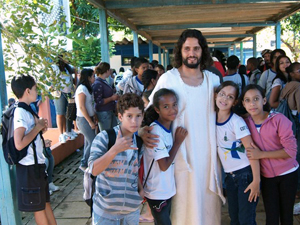 Saulo Gonçalves, vestido de Jesus, visita escola (Foto: Via Sacra / Divulgação)