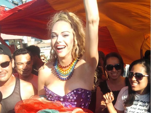 A drag queen brasileira Léo Aquillá, uma das grandes performers do universo LGBT, agita a parada gay em Cuiabá. (Foto: Deivison Almeida/G1)