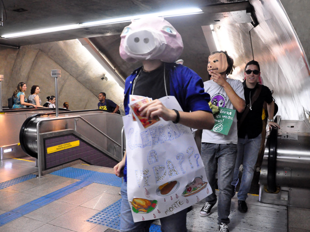 Ativistas com máscaras de animais fizeram protesto em estações do Metrô de São Paulo nesta sexta-feira (16) contra o consumo de carne na ceia de Natal. Alguns dos manifestantes carregavam cartazes em que pediam para que animais não fossem mortos para a tradicional refeição natalina (Foto: Cris Faga/Agência Estado)
