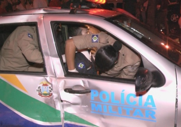 Policiais militares que estavam na viatura tiveram somente ferimentos leves. (Foto: Nativa News)