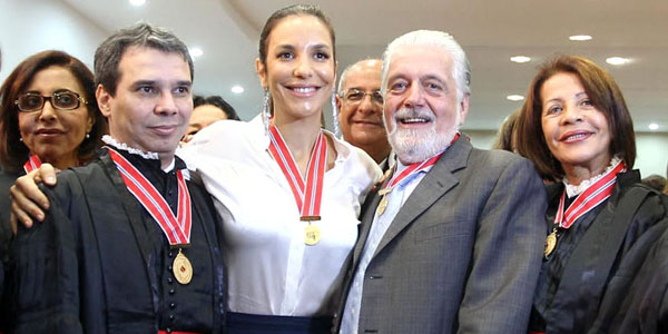 Ivete Sangalo recebe medalha do Mérito do Ministério Público da BA (Foto: Manu Dias/Secom )