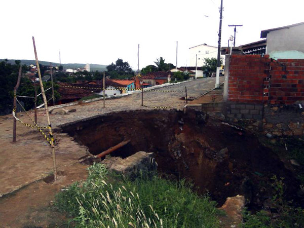 Prefeitura estima que buraco chega a 8 metros de profundidade. (Foto: Marcos Frahm/Blog do Marcos Frahm)