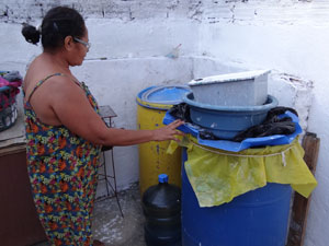 Dona Eunice ainda armazena água para emergências (Foto: Luna Markman/G1 PE)