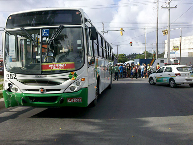Acidente envolvendo moto e ônibus, em Olinda (Foto: Kety Marinho / TV Globo)