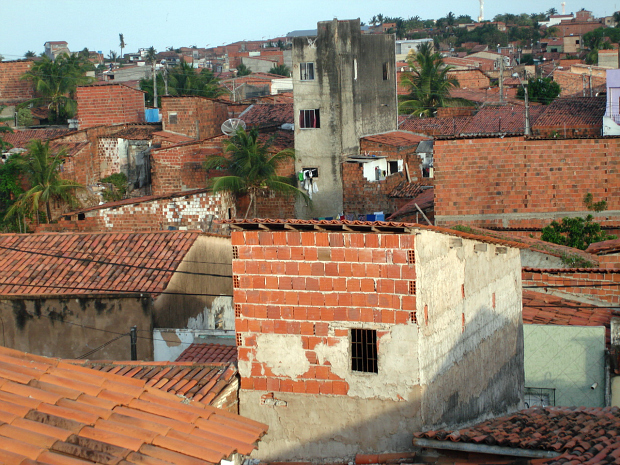 Comunidade do Pirambu, em Fortaleza, é o 7º maior aglomerado urbano do Brasil,onde 19% da população não possui esgotamento sanitário, segundo o IBGE. (Foto: Giselle Dutra / G1 CE)