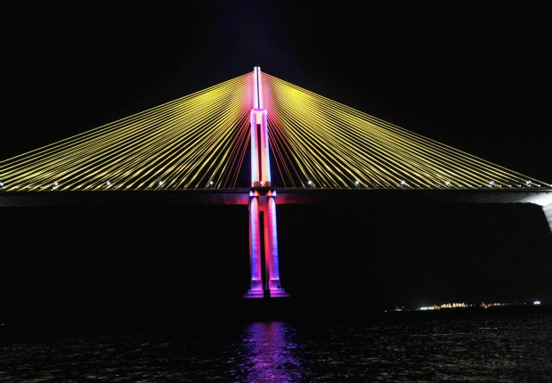 O sistema destaca o mastro central e os pilares ao longo dos 3,6km da ponte (Foto:  Chico Batata/Agecom)