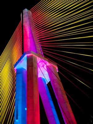 Luzes cênicas fazem parte do contrato de iluminação total da Ponte Rio Negro (Foto:  Chico Batata/Agecom)