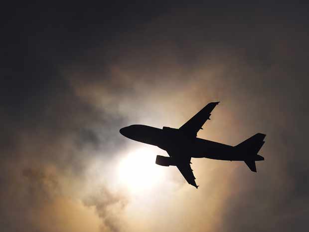 Avião levanta voo do aeroporto de Genebra, na Suíça; (Foto: AFP)