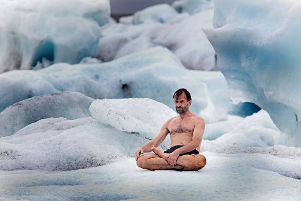 Usando apenas short, holandês Wim Hof faz ioga em paisagem gelada  (Foto: Caters)