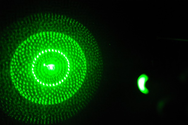 Feixe de luz  de laser verde ameaça procedimento de pouso e decolagens em MS (Foto: rafa)