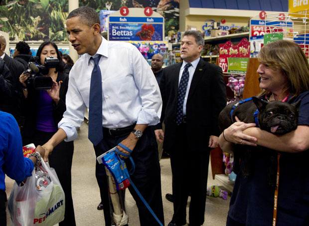 Obama também foi a loja Pets Dog, onde comprou um presente para o cãozinho Bo (Foto: Carolyn Kaster / AP)