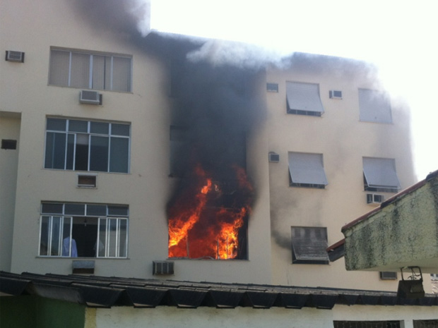 Incêndio em prédio em Vila Isabel (Foto: Ricardo Meneses/VC no G1)