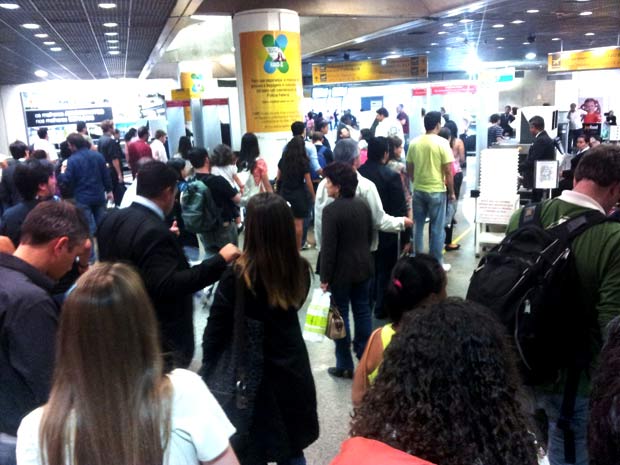Passageiros agurdam check-in no aeroporto JK, em Brasília, nesta sexta-feira (23) (Foto: Lucas Cyrino/G1)