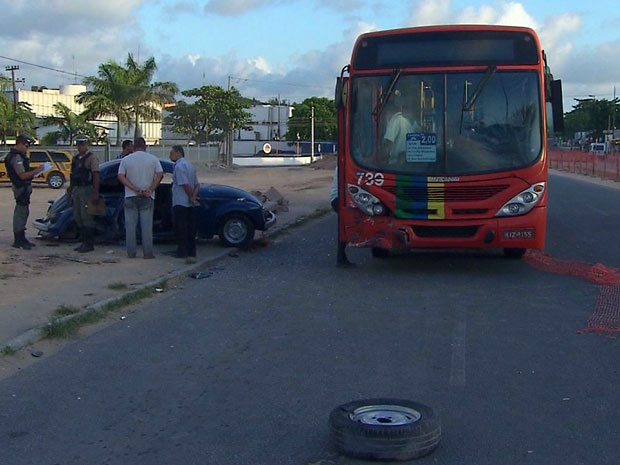 Acidente na rodovia PE-15, em Olinda (Foto: Kety Marinho / TV Globo)