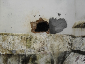 Detentos de Gandu fogem através de pequeno buraco (Foto: Elton da Hora/Rádio Patrulha)