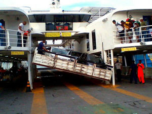 parte da plataforma de carros do ferry boat ana nery desaba em itaparica (Foto: Rodrigo Menezes/Arquivo Pessoal)