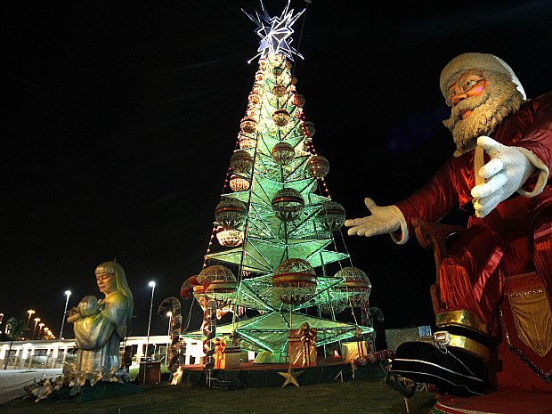 Árvore de Natal de 24 metros de altura foi erguida no novo complexo (Foto: Divulgação/Semcom)
