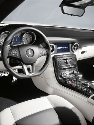 Interior do SLS Roadster é inspirado em aviões (Foto: Divulgação)