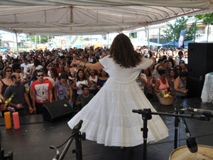 Karynna Spinelli recebe convidados no Clube do Samba do Recife (Foto: Divulgação)
