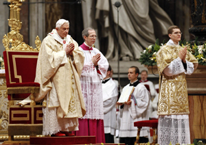 Bento XVI reza durante a Missa do Galo, na Basílica de São Pedro (Foto: Max Rossi/Reuters)