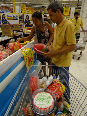 Compras de última hora no Recife (Foto: Luna Markman/G1)