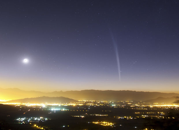 Cometa Lovejoy é visto sobre Santiago próximo ao amanhecer  (Foto: REUTERS/Y. Beletski/ESO)