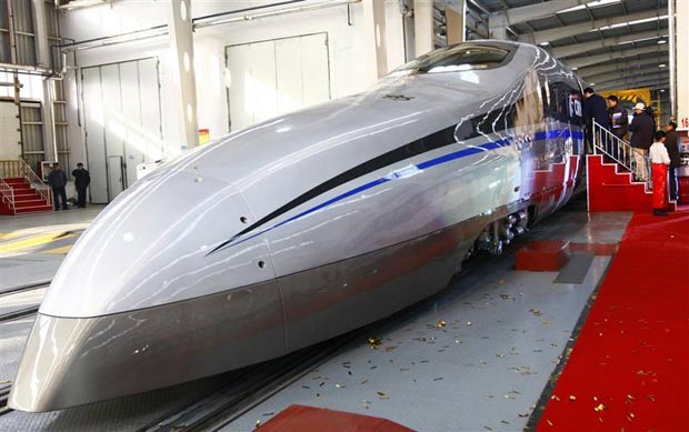 Visitantes embarcam no modelo-teste do trem-bala CSR, em cerimônia da lançamento em Qingdao. (Foto: China Daily/Reuters)
