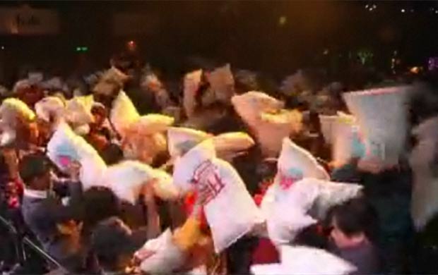 Chineses travam luta de travesseiros para combater estresse. (Foto: Reprodução/Vídeo)