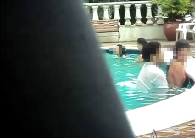 Casal foi flagrado fazendo sexo em uma piscina pública na Colômbia. (Foto: Reprodução)