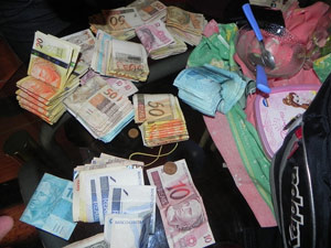 Mais de R$ 30 mil foram apreendidos pelas polícias civil e militar (Foto: Polícia Civil/Divulgação)