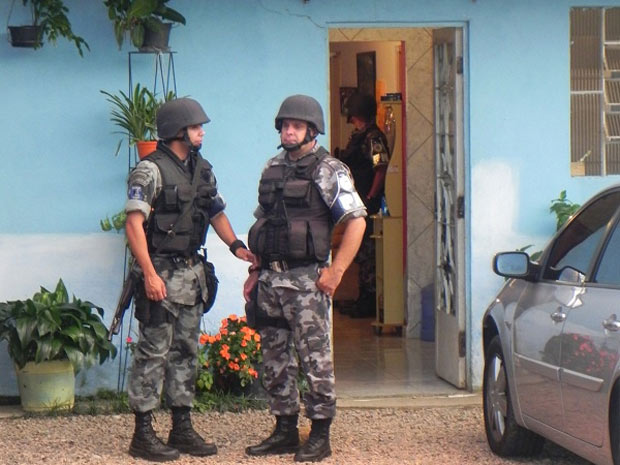 Policiais fazem busca em residência na zona sul de Porto Alegre (Foto: Polícia Civil/Divulgação)